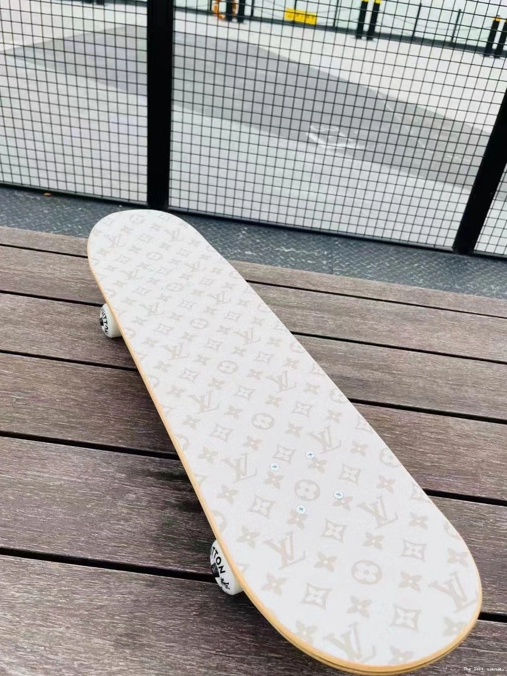 CUSTOM LV SKATEBOARD 0815